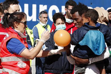 Rintracciato il padre dei due orfani sbarcati a Pozzallo