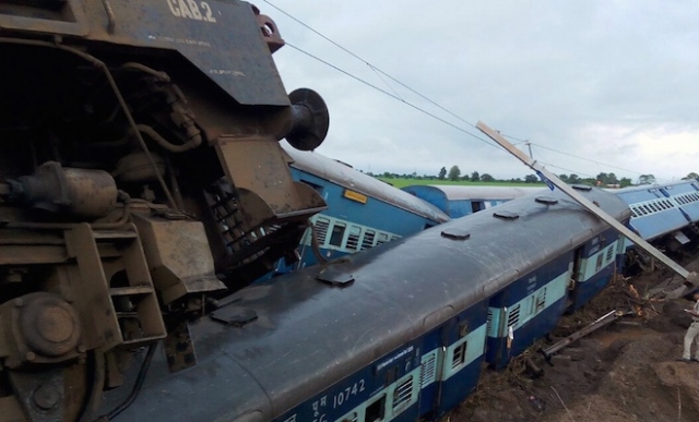 India, deraglia treno in Uttar Pradesh: almeno 91 morti