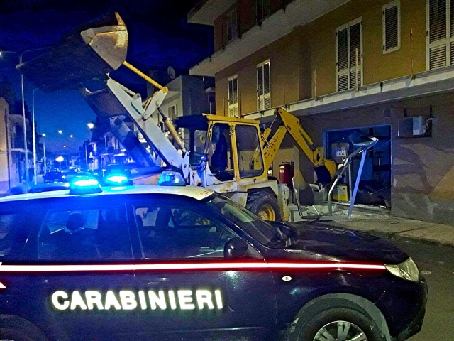 Villasmundo, assalto a postamat con grosso escavatore: 3 arresti