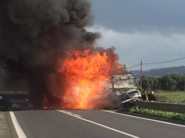 Tir contro auto all'altezza di Lentini: nel rogo un morto