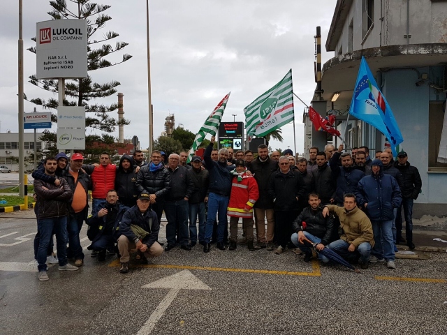 I dipendenti di Priolo Servizi in sciopero: presidiano la portineria ex Isab