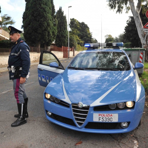 Avola, la polizia sequestra una busta di marijuana: auto in fuga