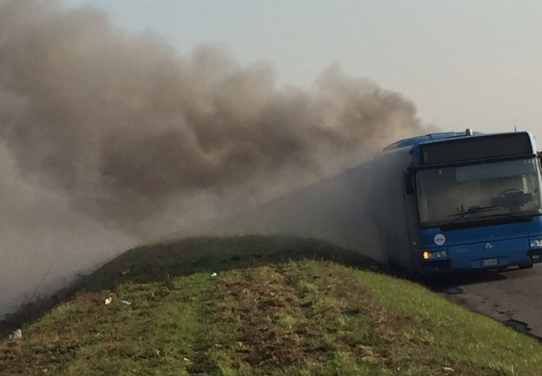 Fiammata su bus Ct-Sr, tanto spavento, nessun danno