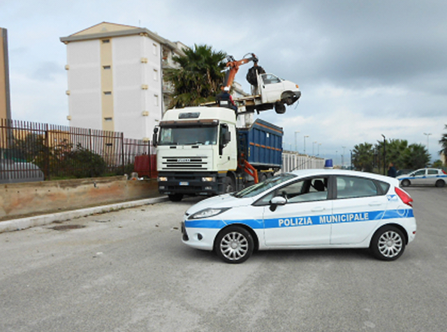 Rosolini, operazione antidegrado: rimossi 8 veicoli abbandonati