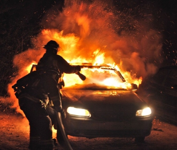 Siracusa, disoccupato 52enne si dà fuoco all'interno della sua auto: trasferito a Palermo