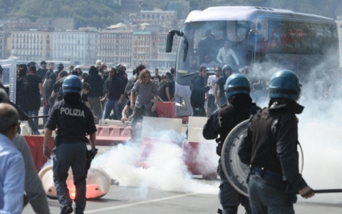 Renzi a Napoli: proteste e slogan 'vota no'