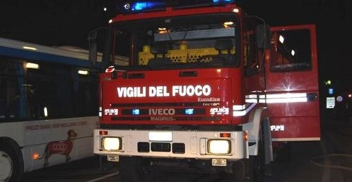 Augusta, in fiamme cinque auto: danneggiata anche facciata palazzina