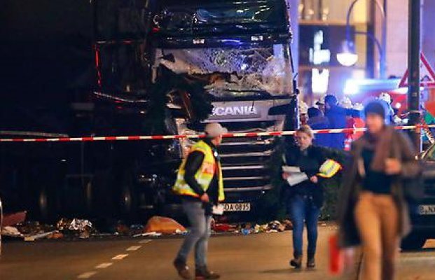 Attentato a Berlino, camion contro mercatino di Natale: Isis rivendica