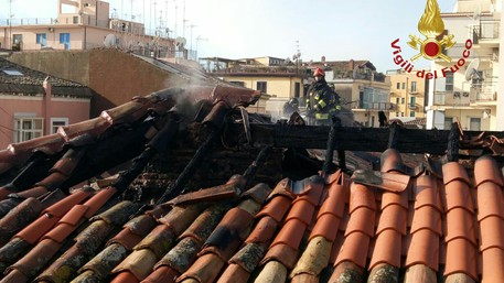 Catania, incendio in uno stabile: evacuate 9 famiglie