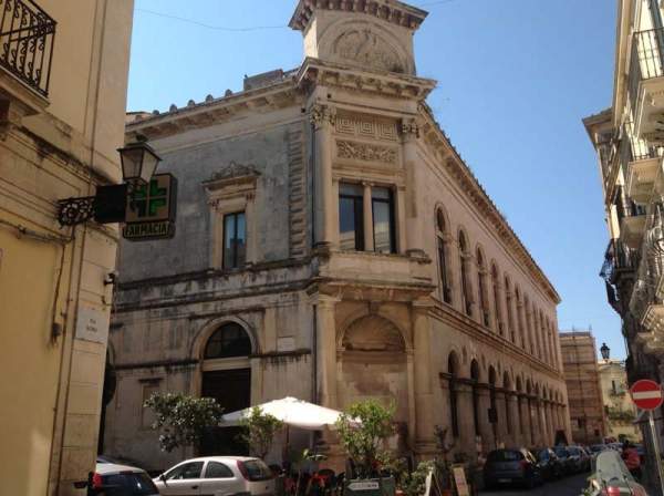 Il "Comitato Vivere Ortigia" insorge contro divieto di sosta nei pressi del Teatro comunale