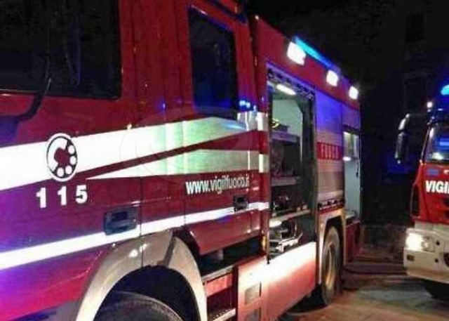 Siracusa, auto in fiamme in via Italia 103