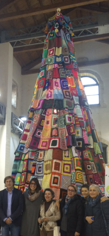 Inaugurato l'abero di lana: un filo conduttore con i rapporti umani