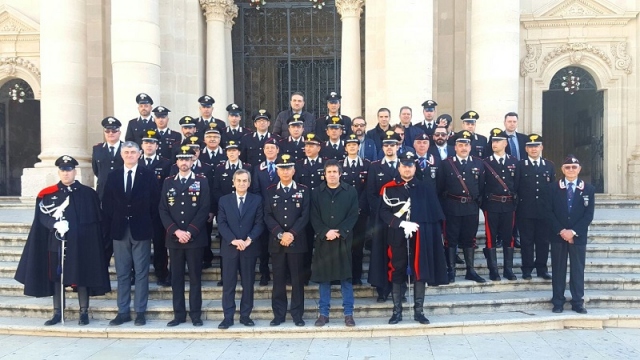 Siracusa, scambio di auguri natalizi in Piazza Duomo per i Carabinieri