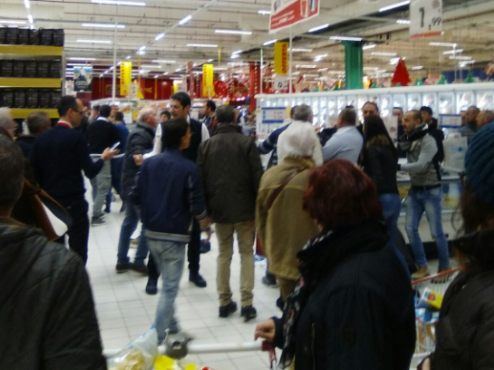 Siracusa, violenta lite tra clienti in fila alla cassa del supermercato di un centro commerciale