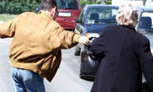 Avola, anziana scippata della borsa rovina sull'asfalto