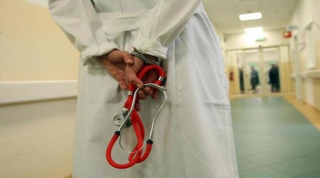 Catania, dializzati dirottati a privati: arrestato medico