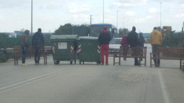 Siracusa, extracomunitari in protesta bloccano la strada