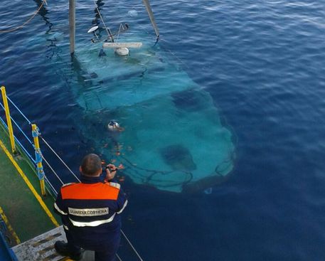 Affonda peschereccio a Lampedusa, un marinaio disperso