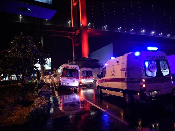 Attentato a Istanbul, 39 morti, 16 sono stranieri