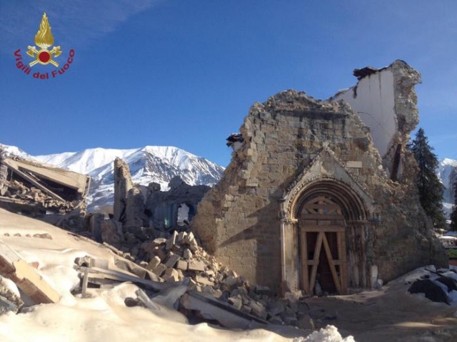 Ad Amatrice crolla la parete destra della chiesa di S. Agostino