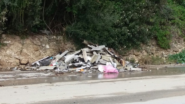 Siracusa, lastre di amianto abbandonate sulla strada per Tremilia