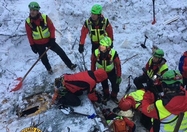 Rigopiano, trovati altri 3 corpi: i morti salgono a 24