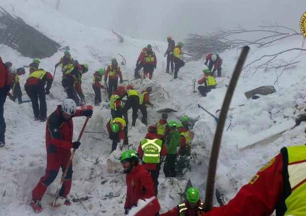 Hotel Rigopiano, al momento sono 5 le vittime e 19 dispersi