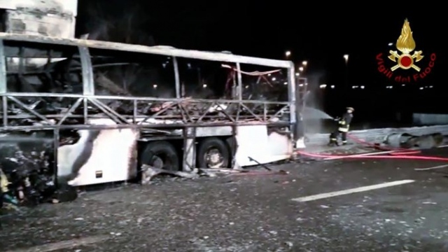 Bus ungherese in fiamme, 16 ragazzi morti