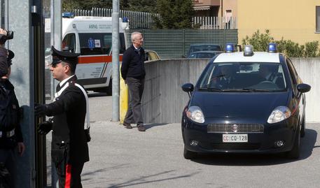 Nel Salernitano, si lancia dal balcone con figlioletto di 3 anni