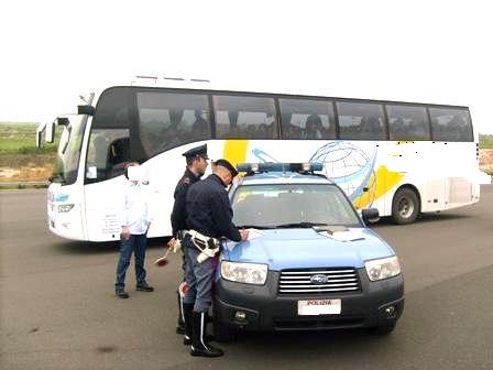 Gite scolastiche, 25 mezzi sospesi e 8 conducenti fuorilegge