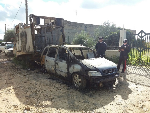 Solarino, camion in fiamme: indagini dei Carabinieri