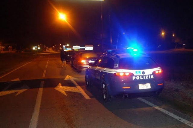 Per sfuggire alla Polstrada, si lancia fuori dalla cabina dell'autocarro che aveva rubato