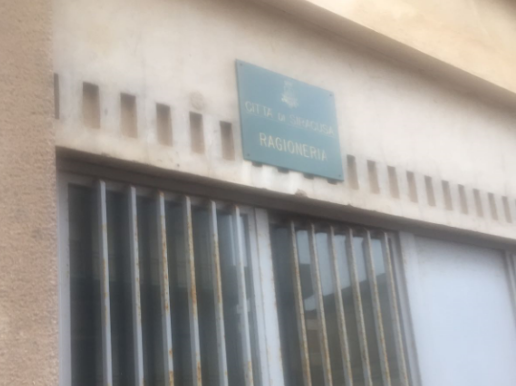 Siracusa, uffici Ragioneria senza luce e acqua: monta il malumore