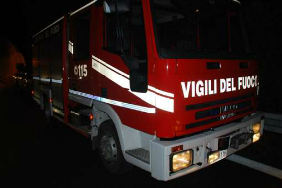 Siracusa, auto in fiamme nella notte