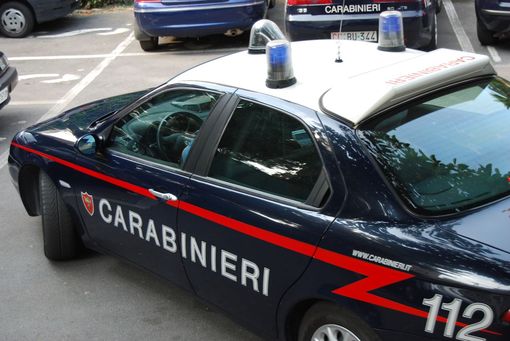 Cassibile, si sottrae ai controlli dei Carabinieri e li aggredisce