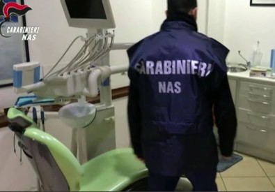 Nel Catanese, falso dentista denunciato per esercizio abusivo