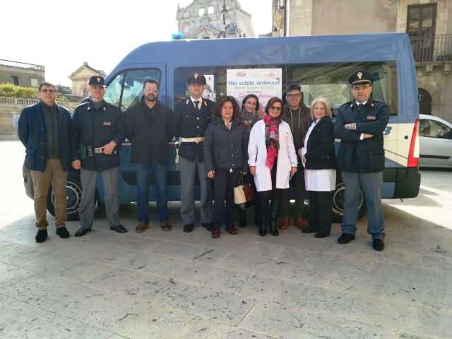 Siracusa, in piazza Duomo il camper di “…questo non è amore”