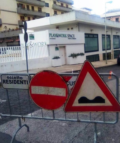 Via Mineo, manto stradale pessimo: strada chiusa