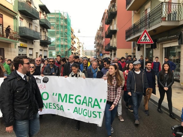 Augusta, il corteo di protesta degli studenti a difesa del porto