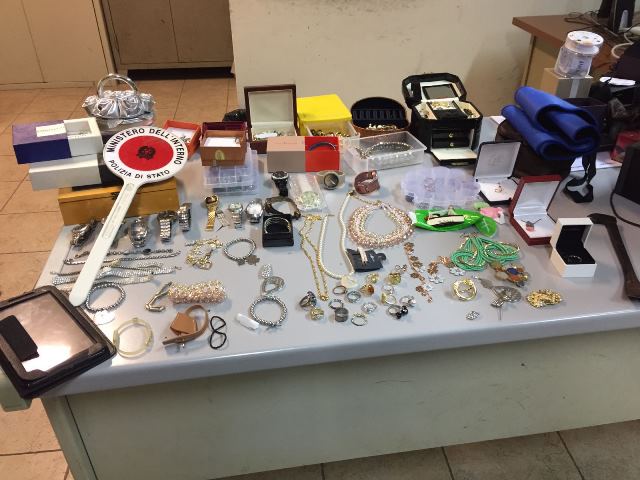 Siracusa, sorpresi con gioielli rubati: arrestati in due