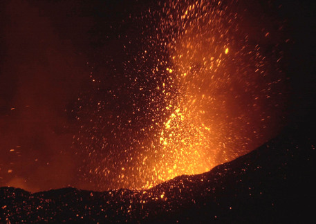 Etna: eruzione dalla "sella" del cratere di Sud-Est