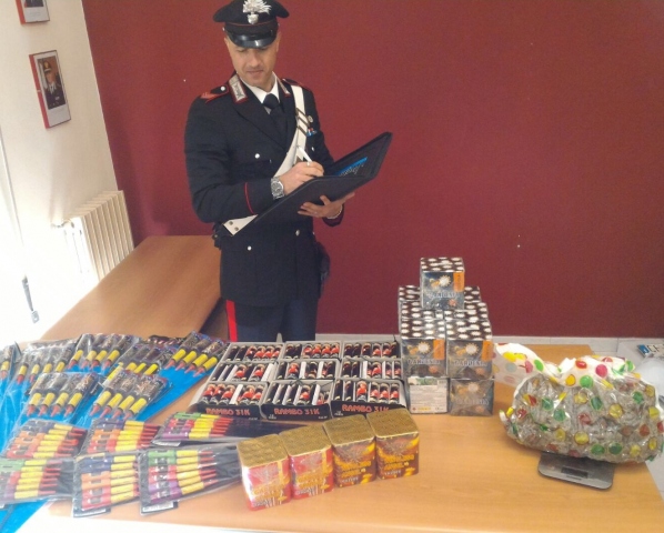 Avola, nascondeva 1kg di marijuana e materiale pirotecnico: arrestato