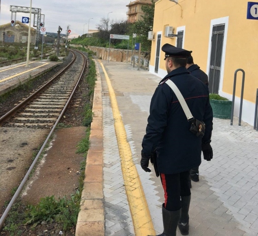 Noto, si sdraia sui binari per "farla finita": salvata dai Carabinieri