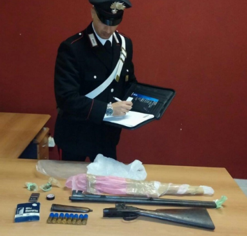 Avola, nascondeva hashish e un fucile in campagna
