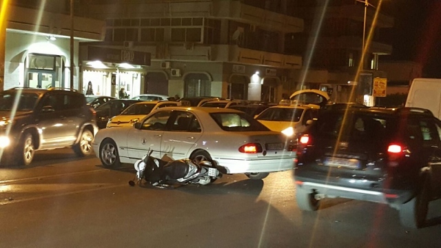 Siracusa, incidente in viale Scala greca: scooter sotto auto