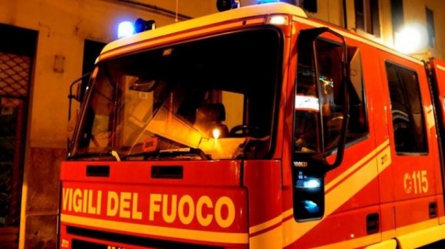 Avola, auto in fiamme in via Aldo Moro