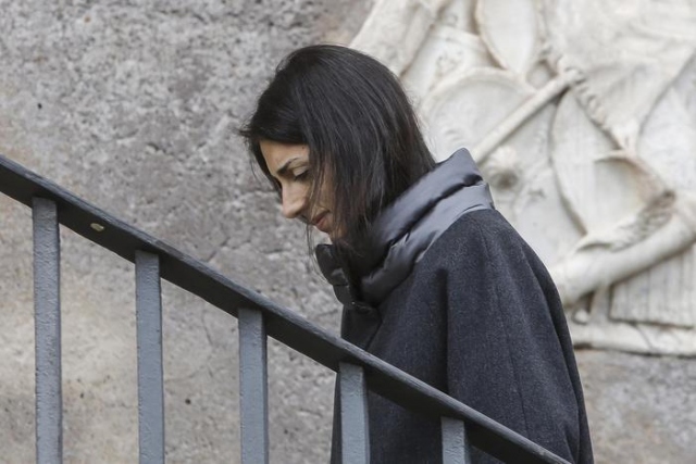 Raggi e il caso polizze: "Ho sentito Grillo, ho la fiducia di M5S"