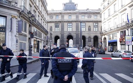 Militari aggrediti al Museo del Louvre al grido di "Allah Akhbar"