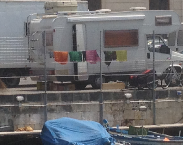 Siracusa, a Riva Nazario Sauro camper in sosta su strisce blu