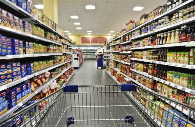 Prezzi al consumo, l'indice segna un più 0,1% a febbraio: colpiti cibi e bevande
